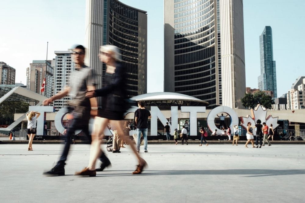 Chico y chica andando por Toronto
